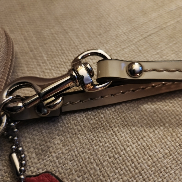 NWOT Coach Signature Phone Case Wristlet - Picture 11 of 13